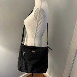Bagallini Modern Everywhere Slim Crossbody/Shoulder large Black